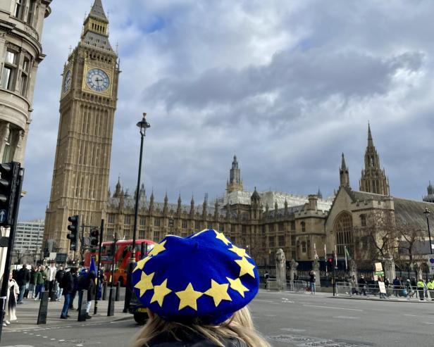 Frau mit Europa-Hut vor Big Ben.