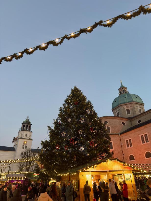 Der Christbaum am Residenzplatz in Salzburg