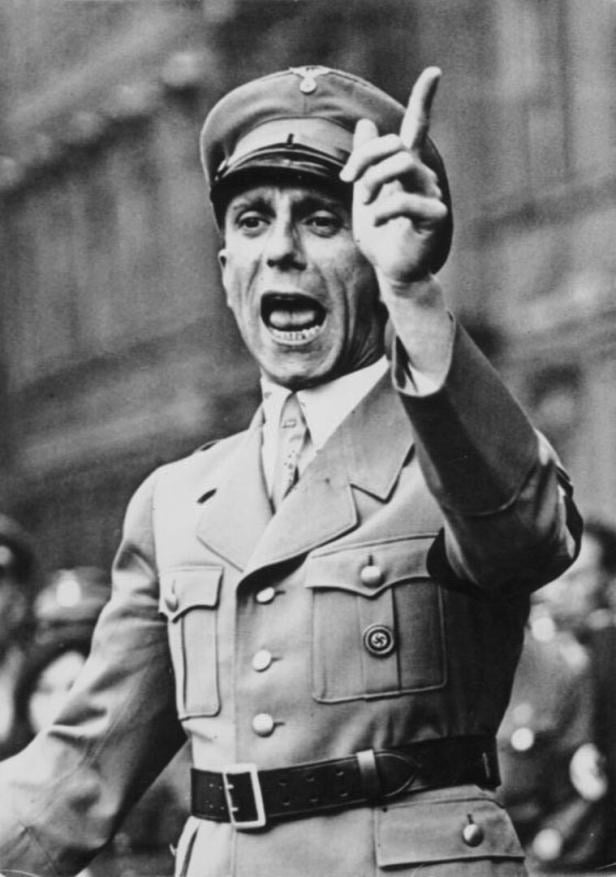 Joseph Goebbels mit erhobenem Zeigefinger in Uniform.
