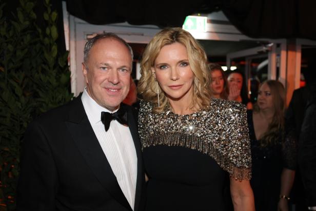 Richard Grasl im Smoking und Veronica Ferres mit glitzerndem Oberteil posieren nebeneinander.