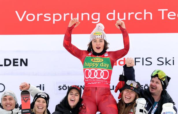 Julia Scheib ließ sich in Sölden von den Teamkolleginnen feiern