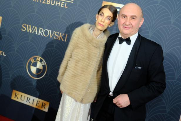 Ali Rahimi mit Ehefrau Carina auf dem Red Carpet