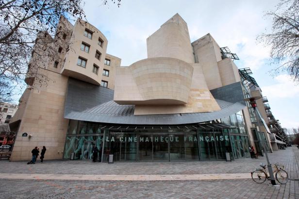 Das Gebäude der Cinémathèque Française in Paris zeigt eine markante, moderne Architektur.