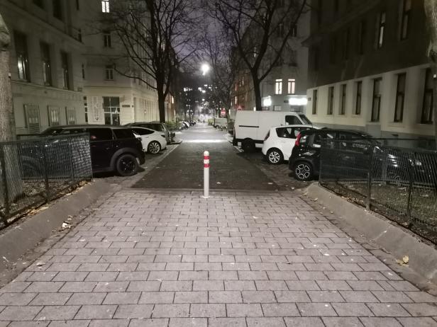 Eine Schulstraße in Wien Landstraße mit Autos. 