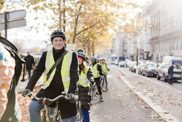Stefan Kaineder auf einem Fahrrad in Paris. 