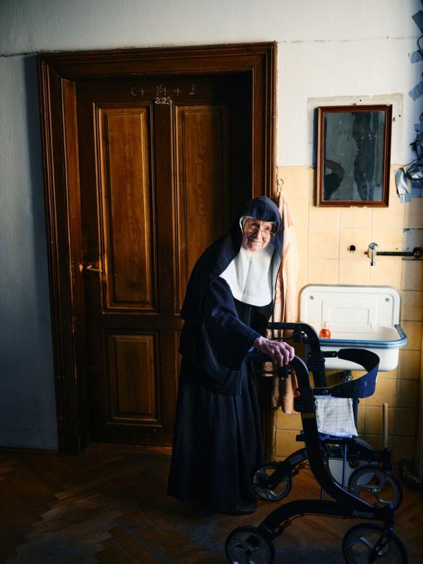 Nonne mit Rollator in Kloster