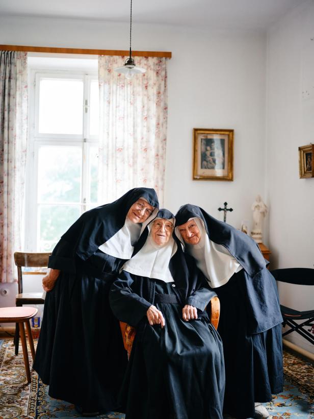 Die drei Nonnen vom Stift Goldenstein in einem Raum. Sie posieren für das Foto.