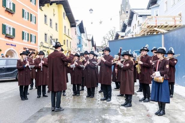 Blasmusik spielt in der Stadt vor bunten Häusern
