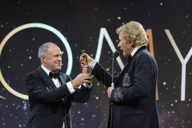 Thomas Gottschalk bei der Romy Verleihung in Kitzbühel auf der Bühne  mit Richard Grasl