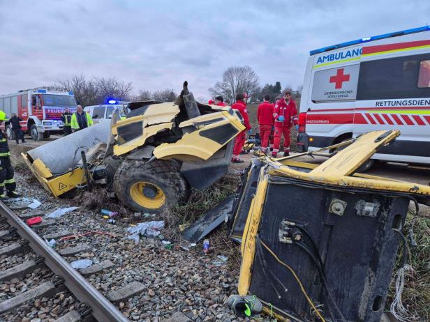 Wrack der Straßenwalze nach der Kollision mit einem Regionalzug in Herzogenburg