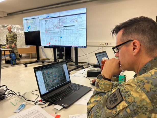 Die Feindbewegung wird am Computer verfolgt