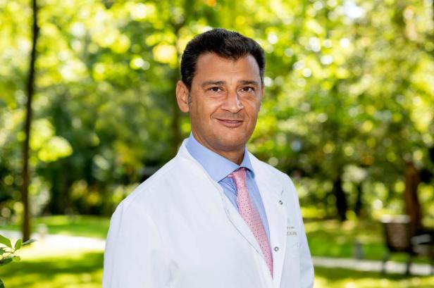 Porträt von Prim. PD DR. Afshin Assadian, Gefäßchirurg und wissenschaftlicher Sprecher GFÖ