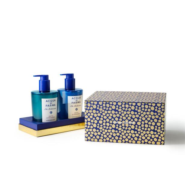 Eine Geschenkbox mit blauen Seifenspendern