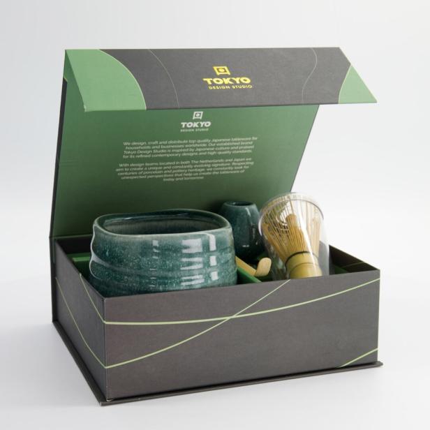Eine Box mit einer Matcha Schüssel und einem Matcha Besen