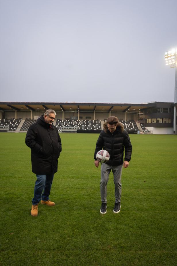 Sport-Club-Platz: Stadtrat Hacker mit WSC-Verteidiger Pfaffl