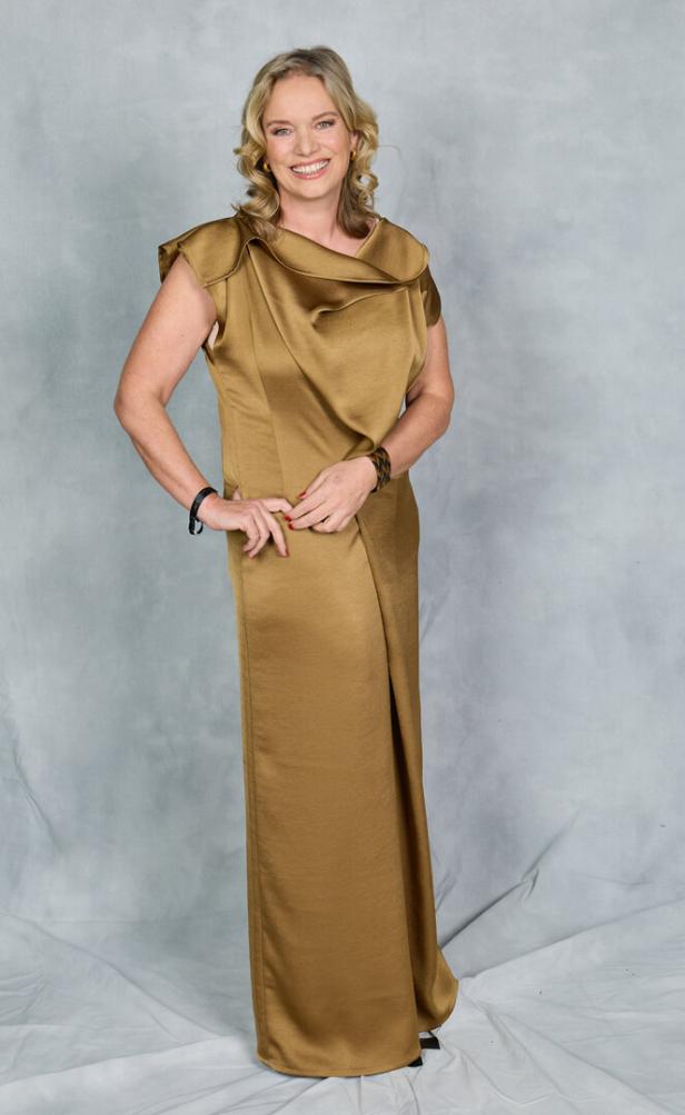 Corinna Milborn im goldenen Kleid