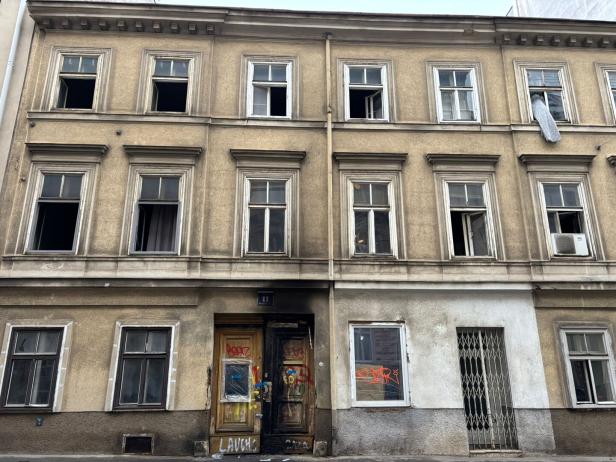 Wohnhaus mit versiegelter Türe und Brandspuren.