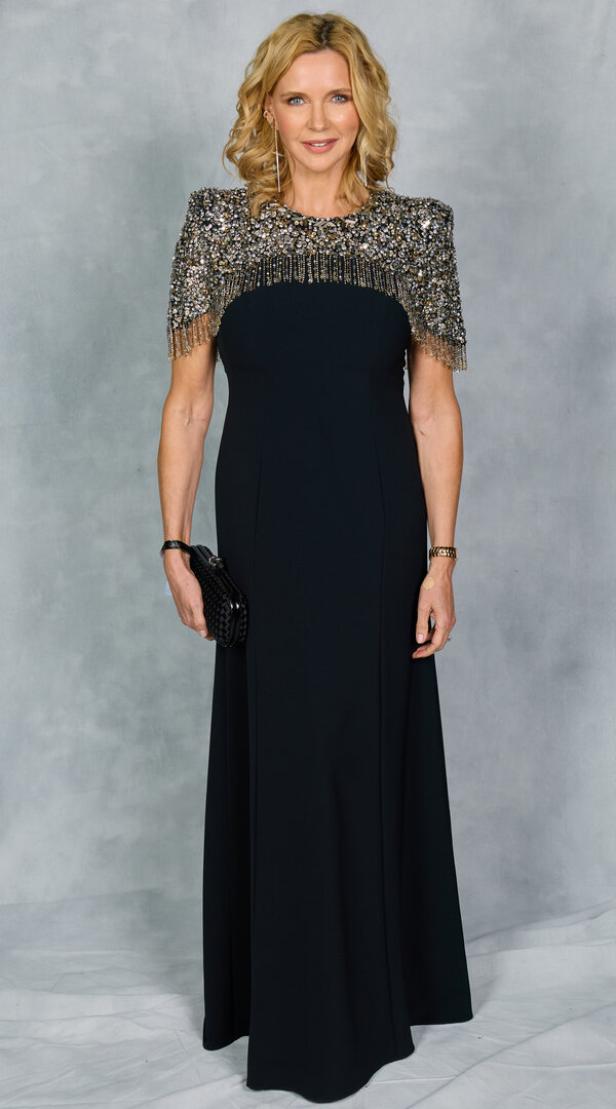  Veronica Ferres in einem schwarzen Kleid