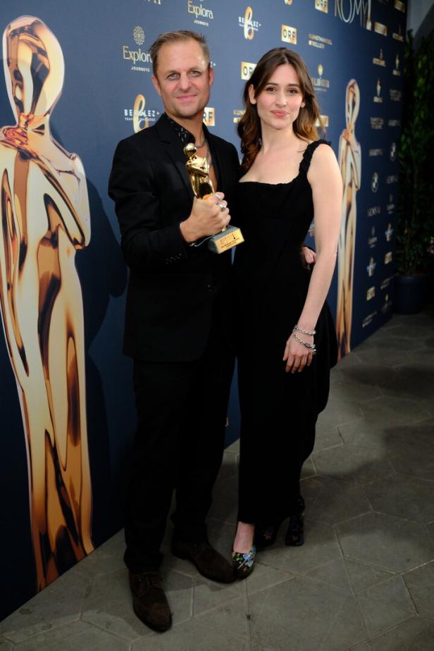 Philipp Hochmair in Dior. Deleila Piasko in Vivienne Westwood - beide schwarz gekleidet