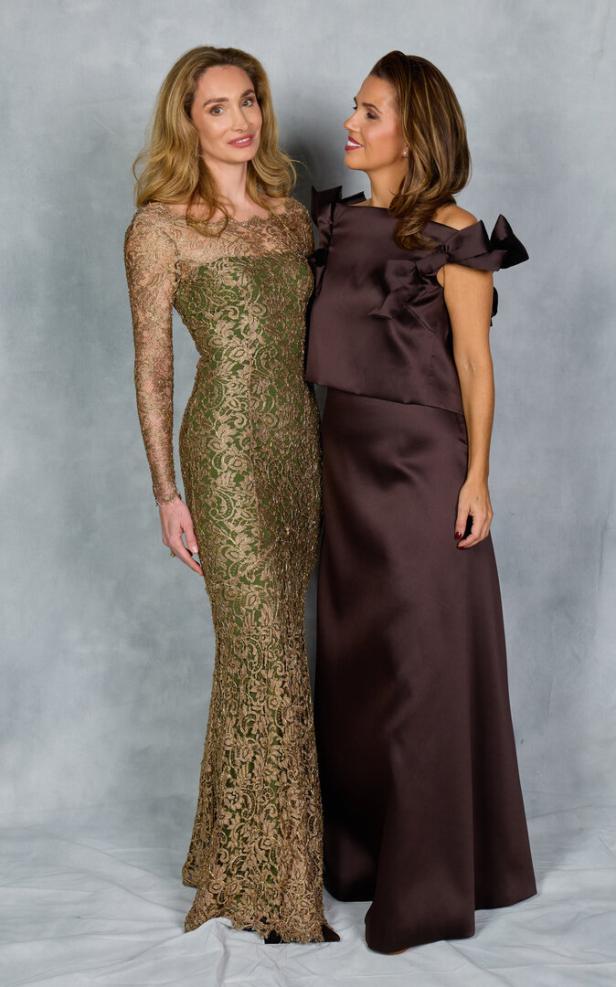 Claire Hoyos (Schloss Kaps) in Alice Temperley in gold Carolin Sinemus in braunem Kleid
