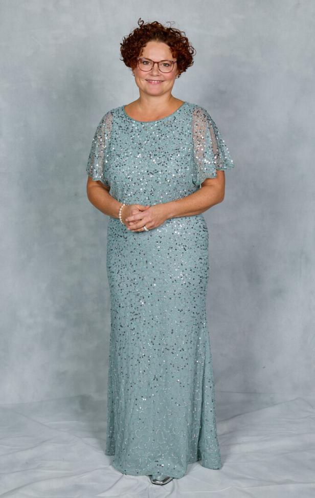 Staatssekretärin Elisabeth Zehetner im blauen Kleid