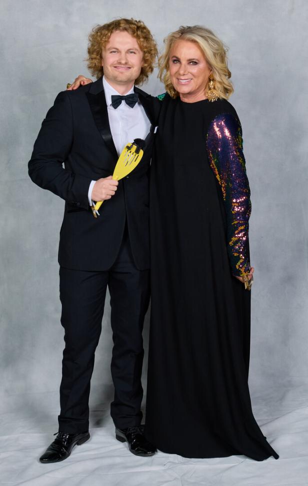Paulus Pohl (Dr. Bohl)  und   Isabella Klausnitzer - beide in Schwarz gekleidet