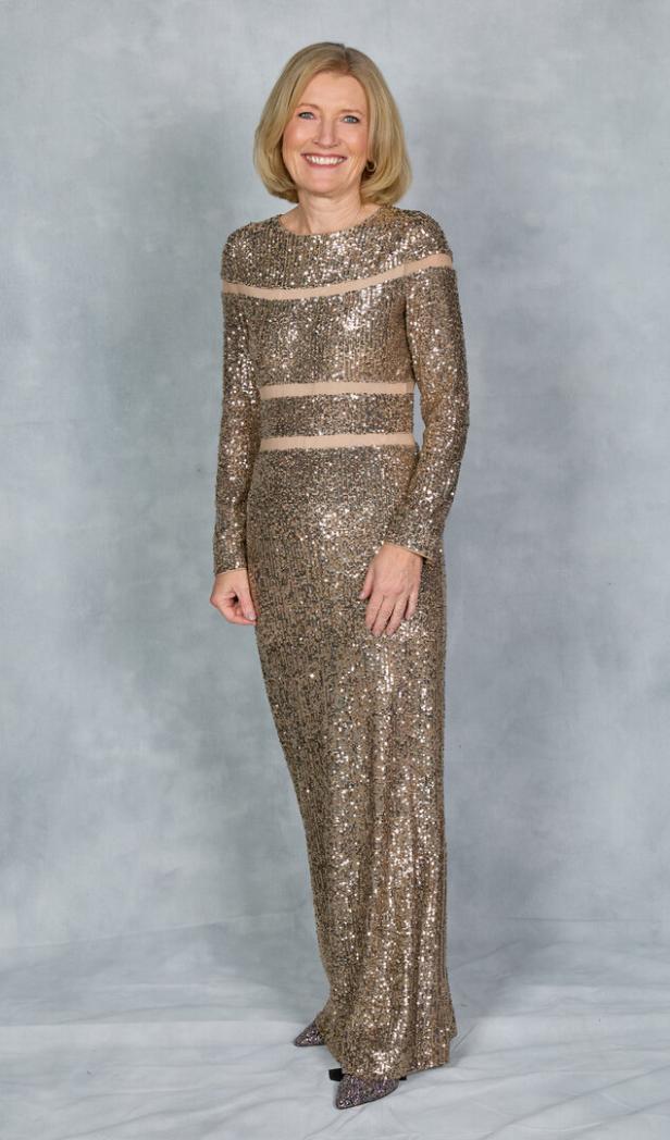 KURIER-Herausgeberin Martina Salomon funkelt in einem goldenen Kleid