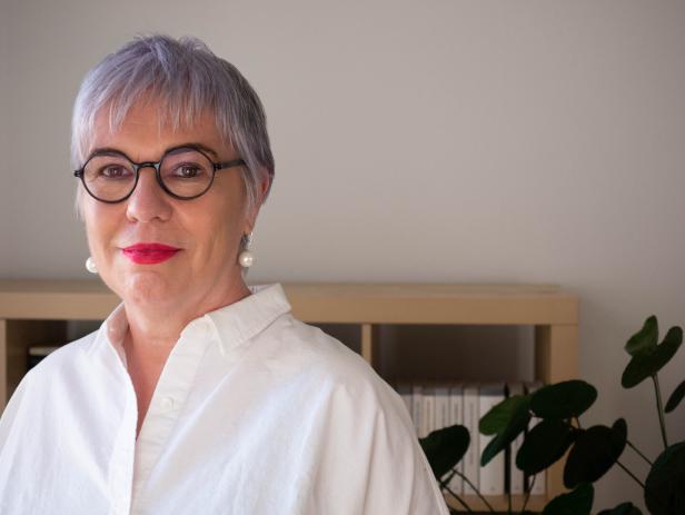 Andrea Pető erhielt 2005 das Offizierskreuz des Verdienstordens der Republik Ungarn und 2022 den Menschenrechtspreis der Universität Oslo.