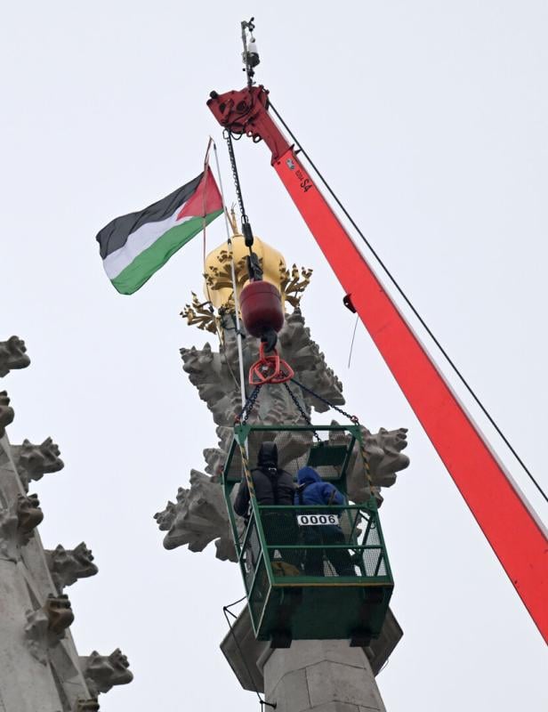 Palästina-Flagge auf Kirchturm-Spitze.