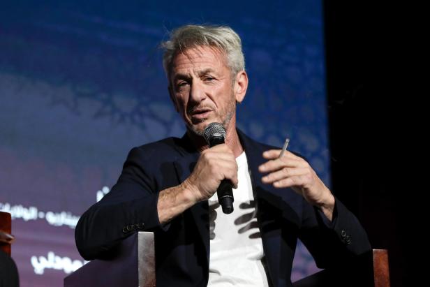 Sean Penn mit einer Zigarette auf der Bühne