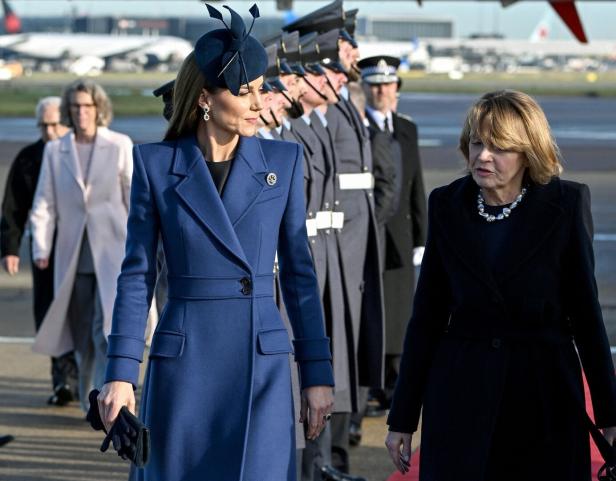 Prinzessin Kate unterhält sich mit Elke Büdenbender