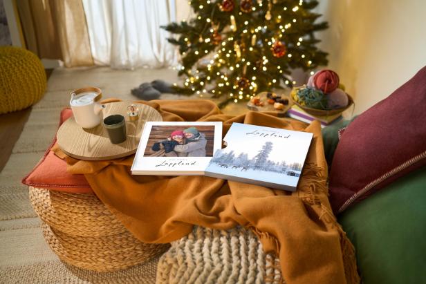 Ein Fotobuch unter einem Weihnachtsbaum 