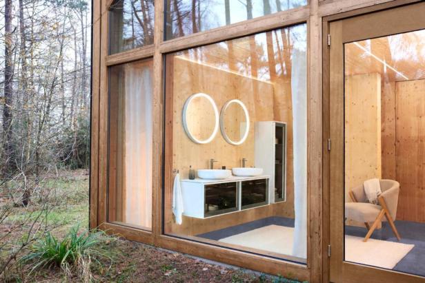 Badezimmer mit großen Fenstern