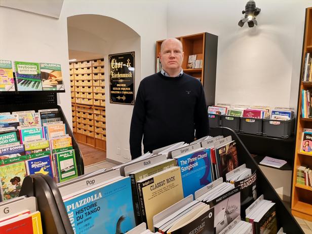 Michael Fischer steht im Musikhaus Doblinger.
