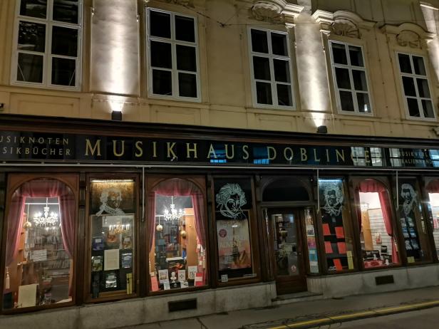 Das Musikhaus Doblinger bei Nacht. 