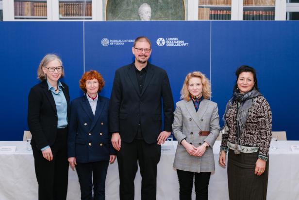 V.l.n.r. Michaela Fritz, Vizerektorin für Forschung und Innovation MedUni Wien; Freyja-Maria Smolle-Jüttner, LBG-Präsidentin; Florian Krammer, Institutsleiter LBI SOAP; Eva-Maria Holzleitner, Bundesministerin für Frauen, Wissenschaft und Forschung; Veronica Kaup-Hasler, Wiener Stadträtin für Kultur und Wissenschaft