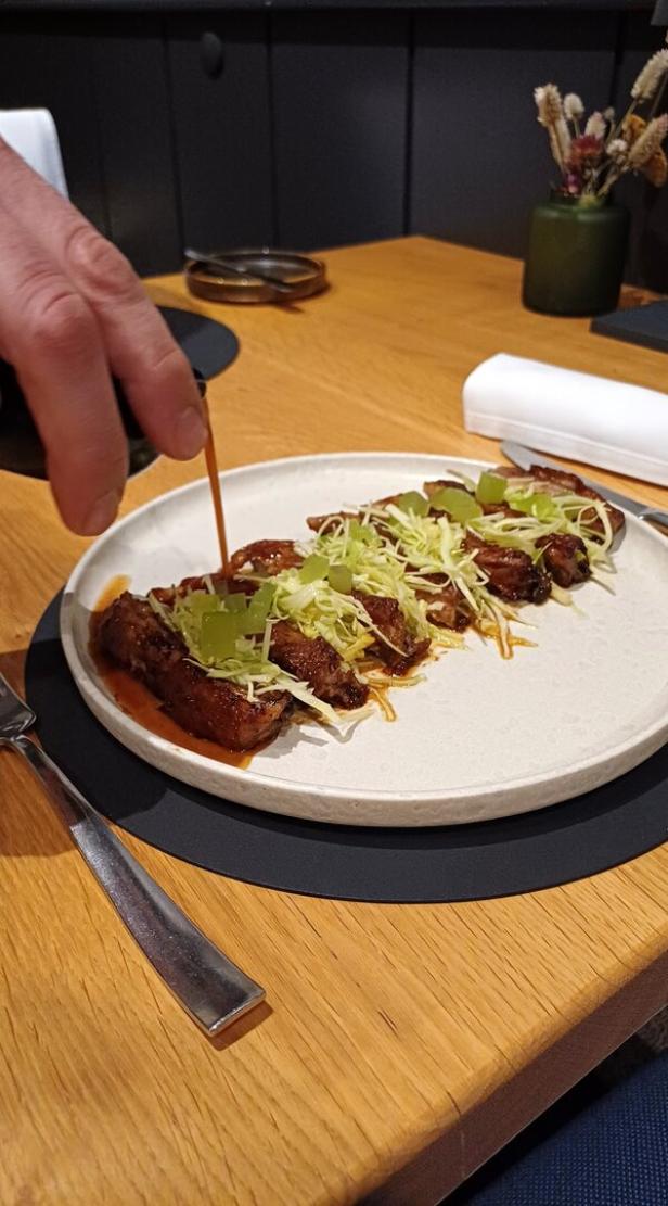 Die Gailtaler Ripperl auf einem weißen Teller serviert. 