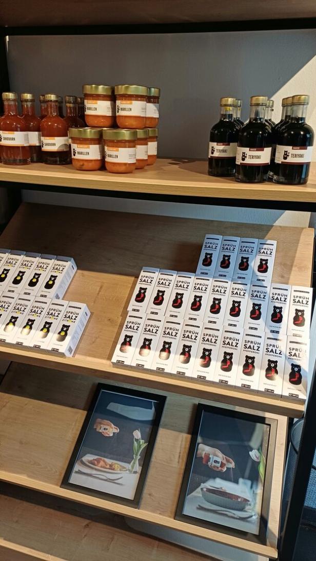 Sprühsalze und Gutes aus Flasche & Glas im Regal beim Bärenwirt.