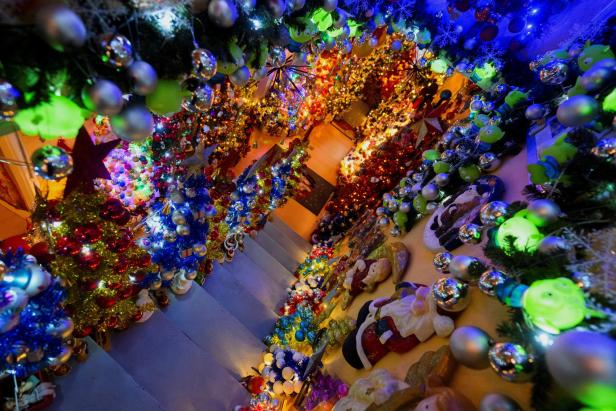 Sogar am Klo: Diese Familie hat unfassbare 621 Weihnachtsbäume im Haus