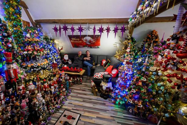 Sogar am Klo: Diese Familie hat unfassbare 621 Weihnachtsbäume im Haus