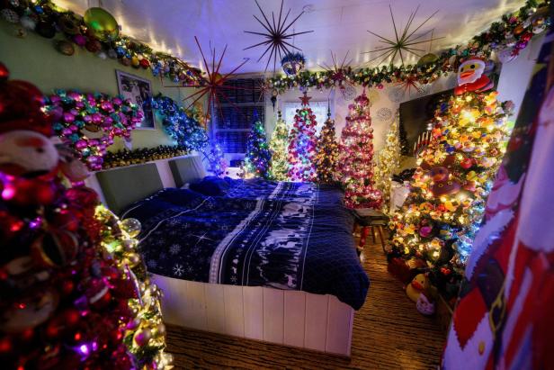 Sogar am Klo: Diese Familie hat unfassbare 621 Weihnachtsbäume im Haus