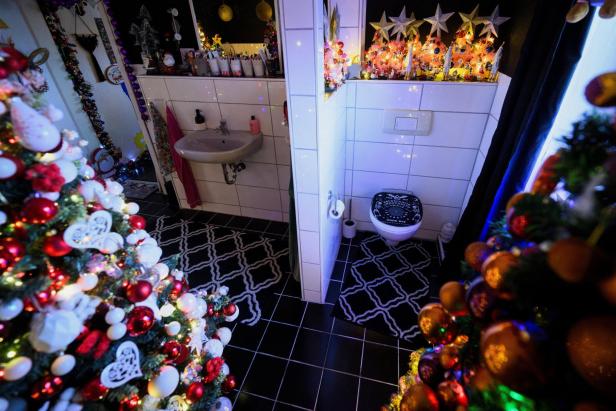 Sogar am Klo: Diese Familie hat unfassbare 621 Weihnachtsbäume im Haus