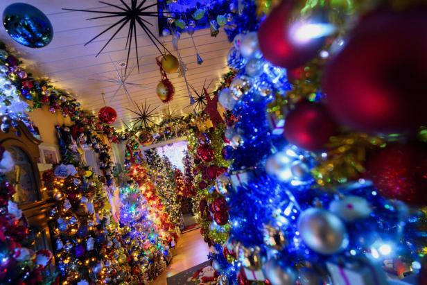 Sogar am Klo: Diese Familie hat unfassbare 621 Weihnachtsbäume im Haus
