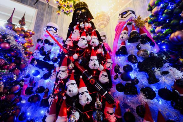 Sogar am Klo: Diese Familie hat unfassbare 621 Weihnachtsbäume im Haus