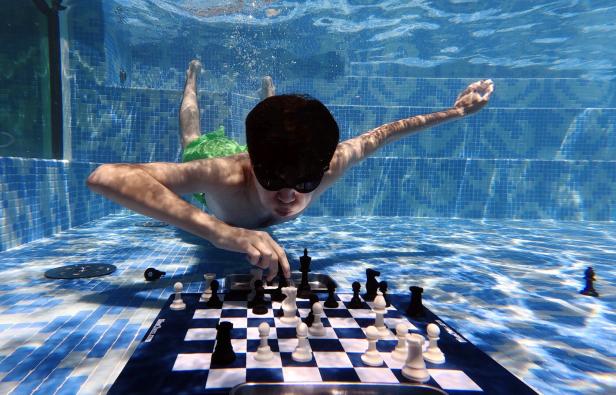 Grand Masters compete in Diving Chess Competition