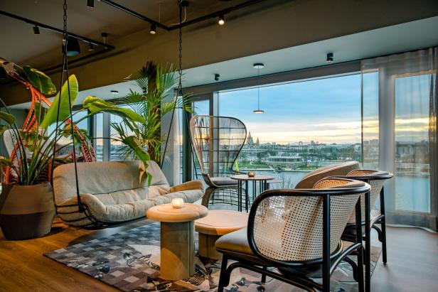 Von der Rooftop-Bar im neuen Motel One blickt man auf die Donauinsel.