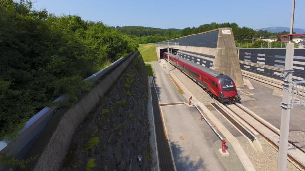 Zug fährt in einen Tunnel
