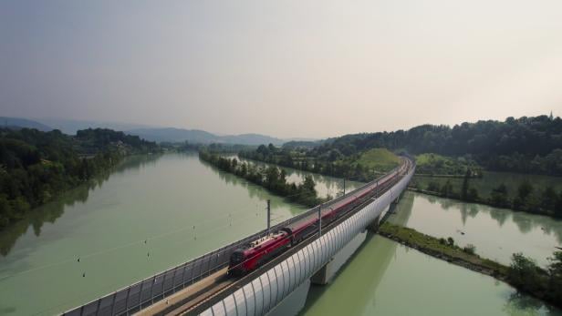 Ein Zug fährt über eine Brücke