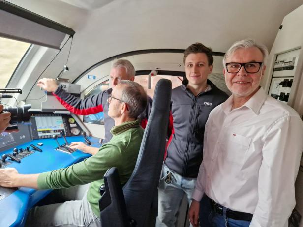 Vier Männer in einer Lok