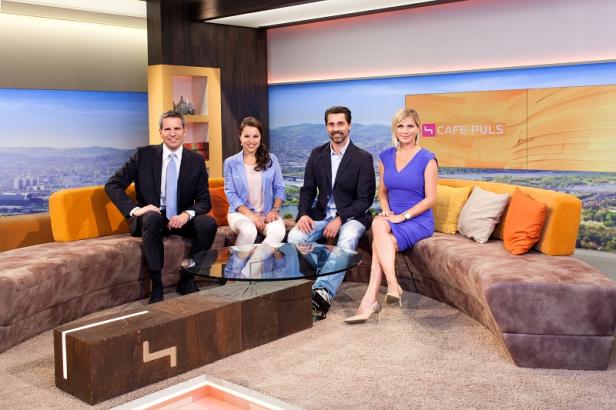 Vier Personen sitzen auf einer Couch im Studio von „Cafe Puls“.
